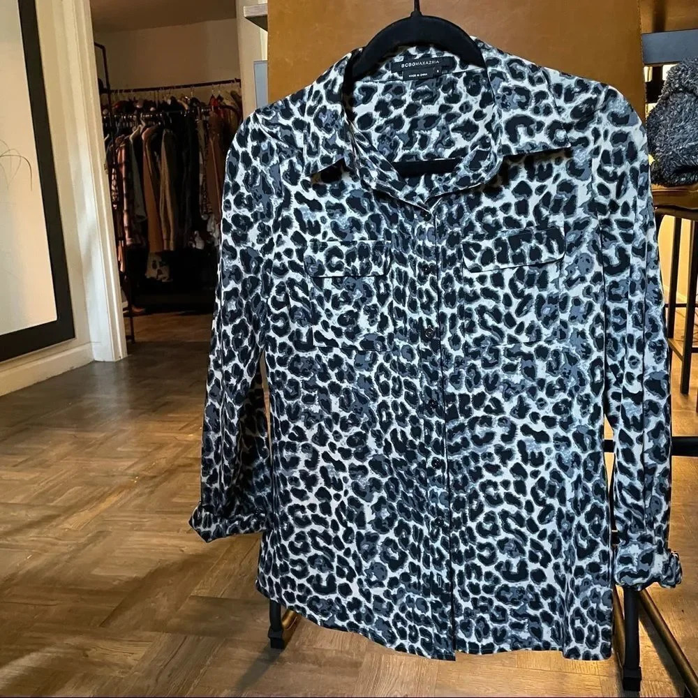 BCBGMaxAzria Leopard Print Button Up Top
Size S.